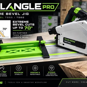 Könnte beinhalten: Die Railangle Pro extreme Gehrungslehre für Festool TS55 und TS60 Sägen besteht aus einer leuchtend grünen 3D-gedruckten Konstruktion mit schwarzen Einstellknöpfen und ist auf einer Metallschiene neben einer Kreissäge montiert.