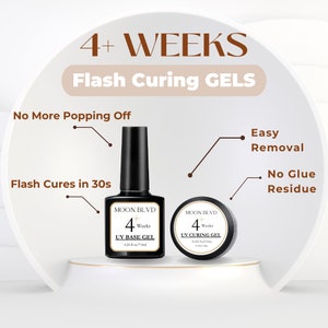 Op de afbeelding: Twee flesjes nagelgel, een transparant en een zwart, met de merknaam "MOON BLVD" en de tekst "4+ Weeks UV Base Gel" en "4+ Weeks UV Curing Gel". De flesjes staan op een wit oppervlak met tekst die luidt "4+ WEEKS Flash Curing GELS No More Popping Off Flash Cures in 30s Easy Removal No Glue Residue".