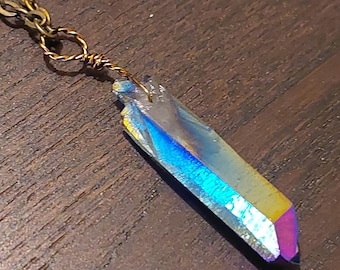 Colgante de alambre de cobre con cristal de cuarzo de titanio y estilo envejecido.