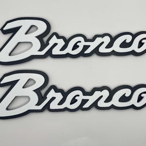 Zweifarbig - Bronco Script (2) inklusive / An alle Bronco und Bronco Sport & Lovers / 400 Farboptionen / Schlüsselanhänger / Abzeichen!