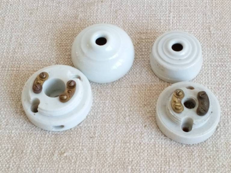 Français Paire de Couvercles Câble Vintage en Porcelaine Blanche, Roses Plafond Câbles 2 Cœurs Appro