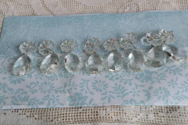 Lustre Raindrops avec Boutons en Marguerite, Ensemble de Huit Cristaux Français Pendelogue Vintage V