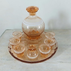 Juego de 7 decantadores de licor vintage de cristal rosa francés con bandeja y vasos de chupito