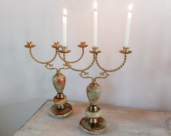 Paire de petits candélabres en onyx et métal avec trois branches pour petites bougies coniques, idéal pour la table à manger, fabrication artisanale française vintage