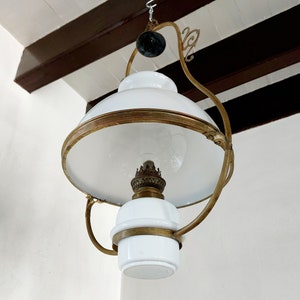 Vintage hängende Öllampe mit großem Opalglasschirm viktorianischer Stil rustikale Bauernhausdekor