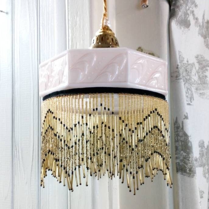 Lumière Opaline Rose avec Frange Perle de Verre et Raccords en Laiton, Éclairage Art Déco Français A