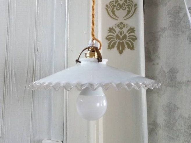 White Opaline Light Small With Frilly Edge & Brass Fixtures, Français Décor Vintage Des Années 1940