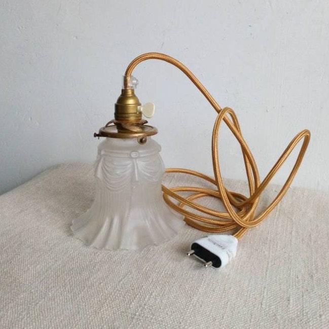 Lampe Portable avec Abat-Jour Vintage Français en Verre Dépoli Tulip et Prise d'interrupteur Laiton