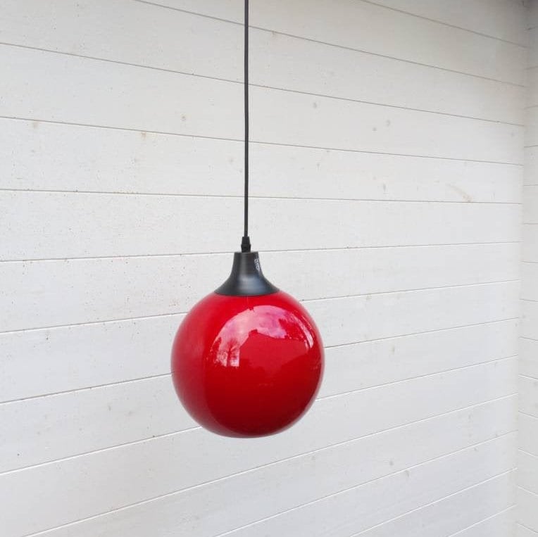 Vintage Space Age Cherry Red Globe Opaline Plafonnier, Éclairage Des Années 1970 avec Nouveau Câblag