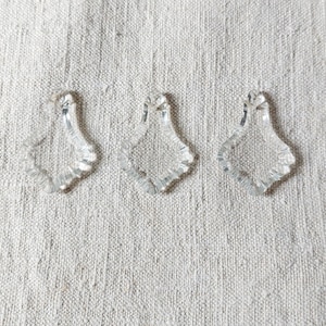 Puede incluir: Tres prismas de cristal de vidrio transparente con forma de diamante y diseño facetado.