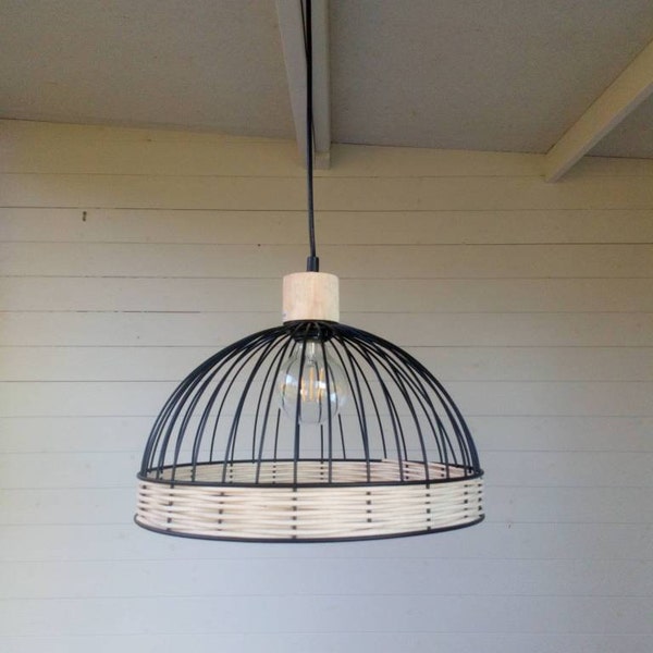 Lampe à suspension cage en métal noir, bois et natté, design minimaliste pour loft ou ferme moderne