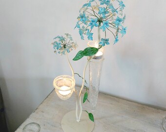 Candelabro de toleware blanco para dos velas de té con flores azules pintadas a mano y hojas verdes, portavelas de arte de mesa chic vintage reciclado