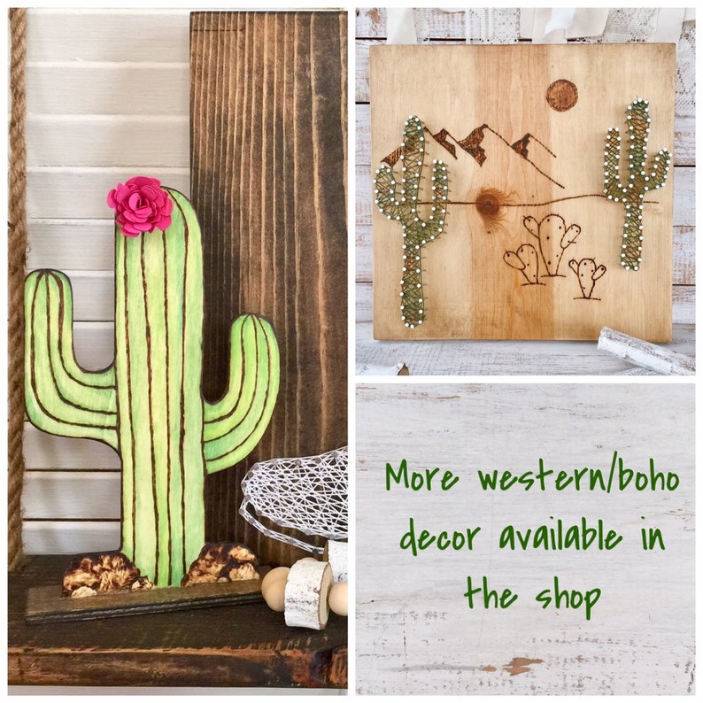 Puede incluir: Dos decoraciones de cactus de madera. Una es un cactus de madera pintado de verde con una flor rosa en la parte superior. La otra es un cactus de arte de cuerda con una escena de monta&ntilde;a detr&aacute;s. El texto "M&aacute;s decoraci&oacute;n western/boho disponible en la tienda" est&aacute; escrito debajo de las im&aacute;genes.