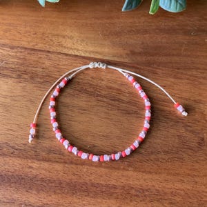 Bracciale dell'amicizia con perline di semi arancione/rosa, biglietto di messaggio di amicizia, regalo amico, braccialetto di perline di semi, regalo di compleanno di un amico