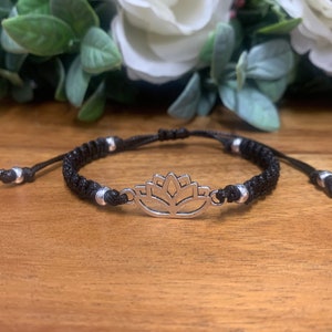 Lotus Blume Freundschaft Armband, Meditation Geschenk, Geburtstagsgeschenk Freund, Makramee Armband mit Knoten, Quadratischer Knoten