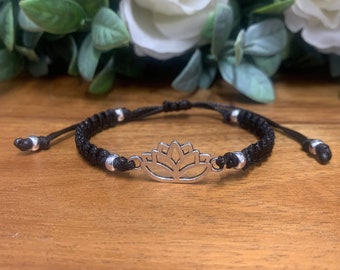 Lotusblüten-Freundschaftsarmband, Meditationsgeschenk, Freund-Geburtstagsgeschenk, Makramee-Knotenarmband, quadratischer Knoten