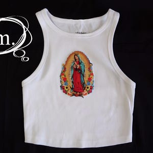 Camiseta corta sin mangas con apliques de la Virgen de Guadalupe