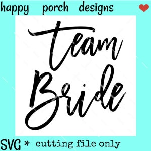 Peut inclure: Graphisme noir et blanc avec les mots "Team Bride" en police cursive. Le texte est sur fond blanc, avec les mots "SVG * fichier de découpe uniquement" en bas. Le haut de l'image contient les mots "happy porch designs" et un cœur rouge.
