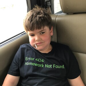 Fel 404 Läxa hittades inte SVG-klippfil, Rolig Kid SVG, Skolbarnssvg, Läxa SVG, Datanördssvg