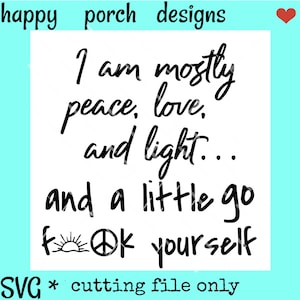 Op de afbeelding: Zwart-witte tekstgrafische vormgeving met de tekst "Ik ben vooral vrede, liefde en licht... en een beetje ga je gang". De grafiek bevat ook een vredesteken en een zon.