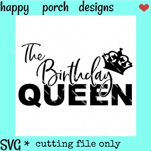 Puede incluir: Dise&ntilde;o de archivo de corte SVG en blanco y negro que dice "The Birthday Queen" con una corona sobre la palabra "Queen".