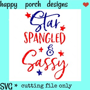Op de afbeelding: Rood en blauw SVG-snijbestandontwerp met de tekst "Star Spangled & Sassy" met sterren rond de tekst.