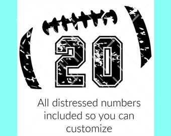 Puede incluir: Diseño en blanco y negro desgastado de una pelota de fútbol con el número 20 en su interior. El texto "All distressed numbers included so you can customize" y "SVG * cutting file only" se encuentra debajo de la pelota.