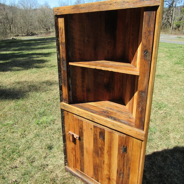 Armoire d’angle en bois de grange