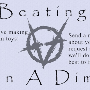 Pu&ograve; includere: Una grafica viola chiaro con il testo nero Beatings On A Dime. Al centro si trova un simbolo grigio scuro in stile V per Vendetta. A sinistra c'&egrave; il testo We love making custom toys! e a destra Send a msg about your request and we'll do our best to fill it!