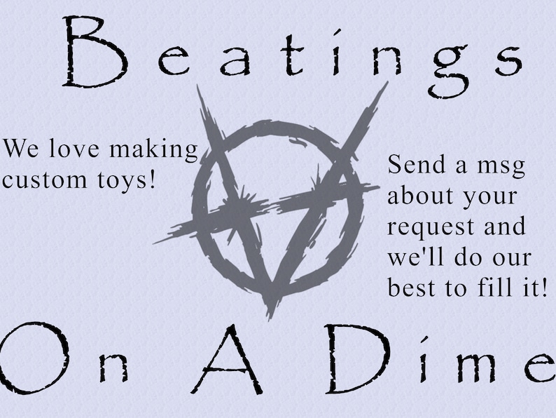 Pu&ograve; includere: Una grafica viola chiaro con il testo nero Beatings On A Dime. Al centro si trova un simbolo grigio scuro in stile V per Vendetta. A sinistra c'&egrave; il testo We love making custom toys! e a destra Send a msg about your request and we'll do our best to fill it!