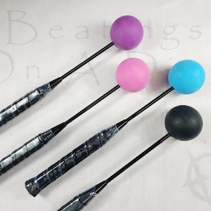 Golpeador de pelotas de goma: un potente masajeador de traseros para un impacto profundo.