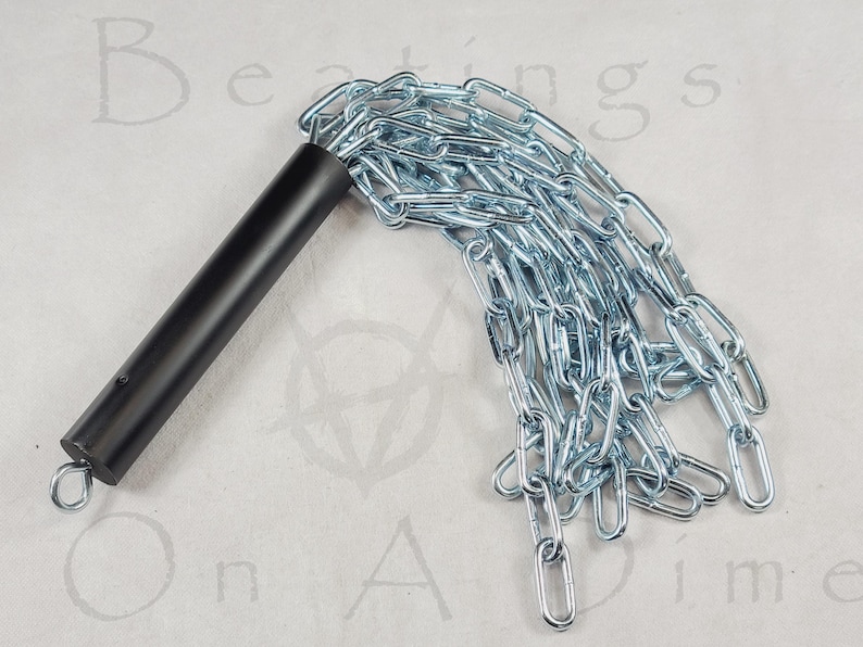 Puede incluir: Un mango negro est&aacute; unido a una serie de cadenas de metal plateado. Las cadenas est&aacute;n conectadas entre s&iacute;, formando una hebra larga y flexible. El mango tiene un peque&ntilde;o lazo de metal en el extremo.