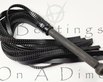 Chicote de borracha cravejado: melhore seu sadismo com este brinquedo exclusivo para perversão