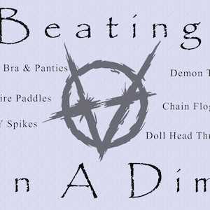 Pu&ograve; includere: Una grafica viola chiaro con il testo Beatings On A Dime in un carattere nero usurato. Un simbolo V stilizzato grigio scuro all'interno di un cerchio &egrave; centrato. Il testo elenca Spiked Bra & Panties, Demon Tails, Vampire Paddles, Chain Floggers, DIY Spikes e Doll Head Thumpers.