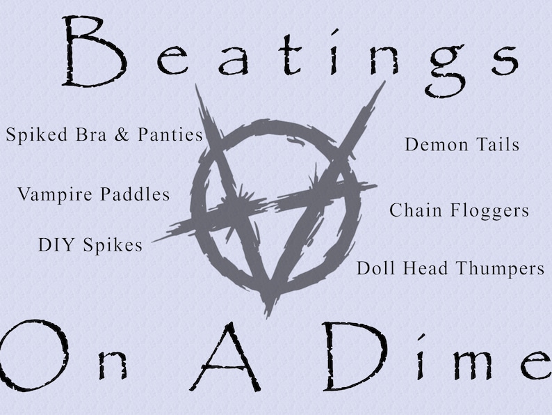 Pu&ograve; includere: Una grafica viola chiaro con il testo Beatings On A Dime in un carattere nero usurato. Un simbolo V stilizzato grigio scuro all'interno di un cerchio &egrave; centrato. Il testo elenca Spiked Bra & Panties, Demon Tails, Vampire Paddles, Chain Floggers, DIY Spikes e Doll Head Thumpers.