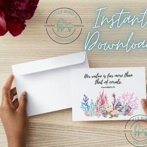 Puede incluir: Una tarjeta imprimible con una ilustración de acuarela de arrecifes de coral y la cita "Su valor es mucho mayor que el de los corales." Proverbios 31:10. La tarjeta está diseñada con un esquema de color azul claro, rosa y morado.