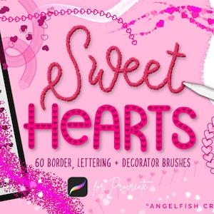 Op de afbeelding: Roze digitale afbeelding met de woorden "Sweet Hearts" in een decoratief lettertype. De afbeelding bevat een tablet met ontwerpelementen, een stylus en de tekst "60 Border, Lettering + Decorator Brushes for Procreate."