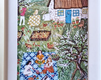 Op de afbeelding: Een aquarel schilderij van een huisje met een rieten dak en een blauwe deur. Drie mensen zitten op een blauw-wit geblokt kleed in de tuin en picknicken. Er zijn bloemen en bomen in de tuin, en een man hangt was op een waslijn op de achtergrond.