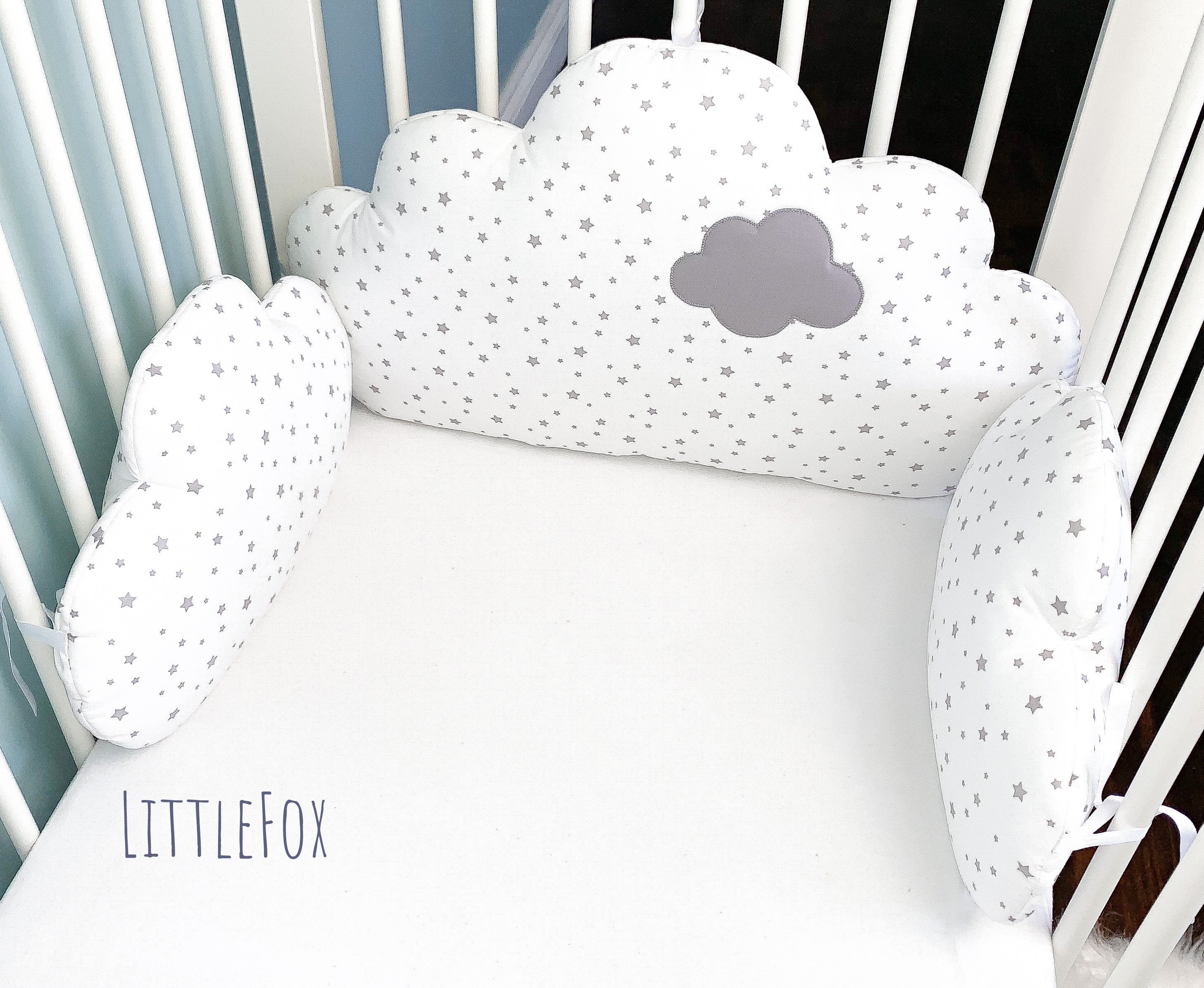 Tour de Lit Bébé , Trois Coussins Nuages Blanc et Gris