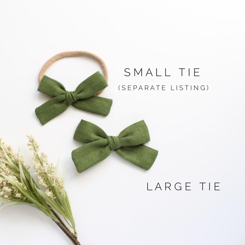 Puede incluir: Dos lazos para el pelo de tela verde, uno peque&ntilde;o y otro grande, sobre un fondo blanco. El lazo m&aacute;s peque&ntilde;o est&aacute; en una diadema de color carne. El texto "SMALL TIE (SEPARATE LISTING)" est&aacute; por encima del lazo m&aacute;s peque&ntilde;o y el texto "LARGE TIE" est&aacute; por debajo del lazo m&aacute;s grande.