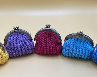 Mała torebka robiona na szydełku, zapinana na zatrzask Click Clack, dostępna w różnych kolorach, wymiary podstawy 8 cm, szerokość 8 cm, wysokość 9 cm.