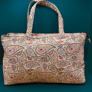 Geräumige Tasche aus handgefertigtem Paisley-Gobelin-Stoff, perfekt für Reisen und den täglichen Gebrauch, Reißverschluss, Innentasche im Futter