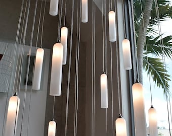 Lámpara de araña moderna con luces LED para escalera, candelabro con velas blancas opalinas, iluminación de comedor contemporánea con luces LED regulables, candelabro para vestíbulo de dos pisos