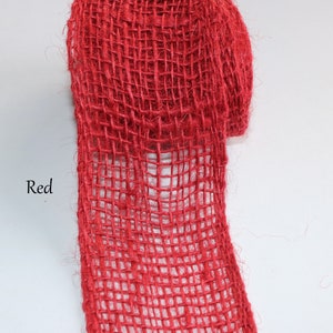Peut inclure: Ruban en toile de jute rouge avec une texture tiss&eacute;e. Le ruban est enroul&eacute; et a un bord effiloch&eacute;.