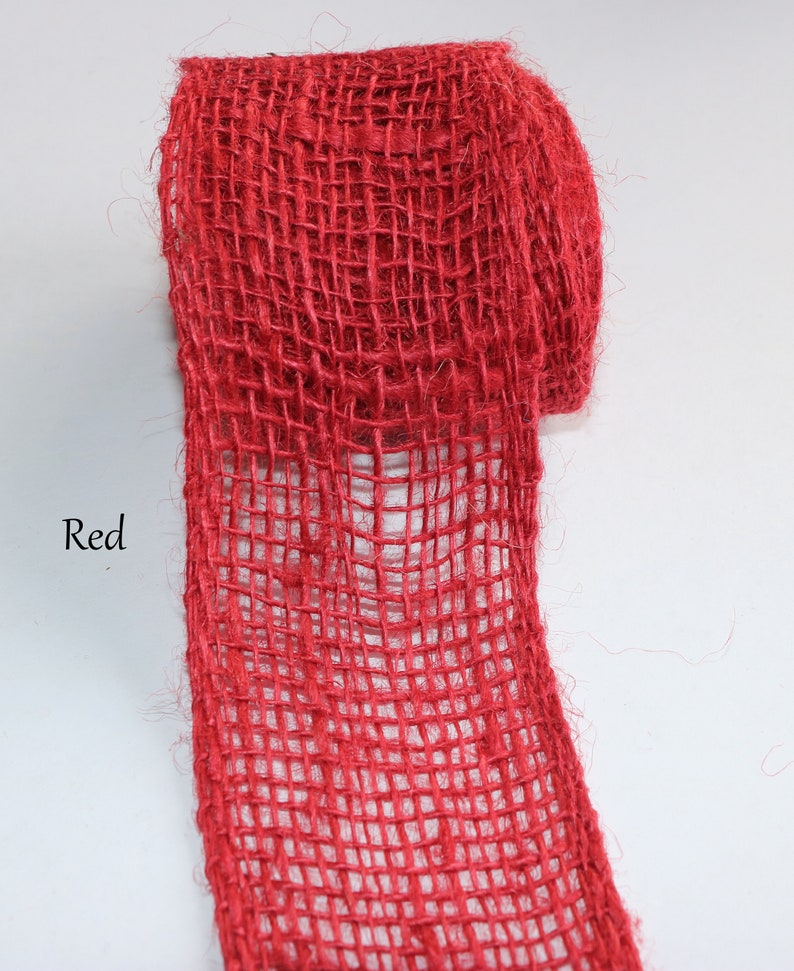 Peut inclure: Ruban en toile de jute rouge avec une texture tiss&eacute;e. Le ruban est enroul&eacute; et a un bord effiloch&eacute;.