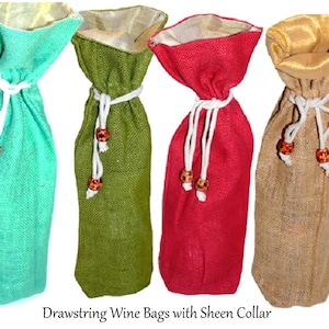 Puede incluir: Cuatro bolsas de vino con cordón y cuello brillante. Las bolsas son de color turquesa, verde, rojo y beige.