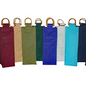 May include: Ten jute wine bottle bags with bamboo handles in various colours, including black, burgundy, beige, green, teal, blue, white, turquoise, navy, and red.