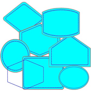 Op de afbeelding: Een set van zes lege, turquoise blauwe labels in verschillende vormen, waaronder een cirkel, een ovaal, een vierkant, een rechthoek, een vijfhoek en een zeshoek. Elk label heeft een blauwe gestikte rand.