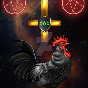 Può includere: Un gallo nero con cresta e bargigli rossi canta contro uno sfondo di stelle scure. Una croce dorata invertita con il numero 666 su uno scudo è sopra il gallo. Due pentagrammi rossi sono su entrambi i lati della croce.