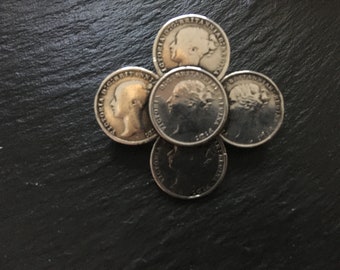 Spilla vittoriana con moneta d'argento intorno al 1800